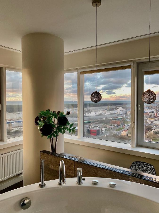 Sky Flat Jacuzzi 27 Floor Apartment Klaipeda Bagian luar foto