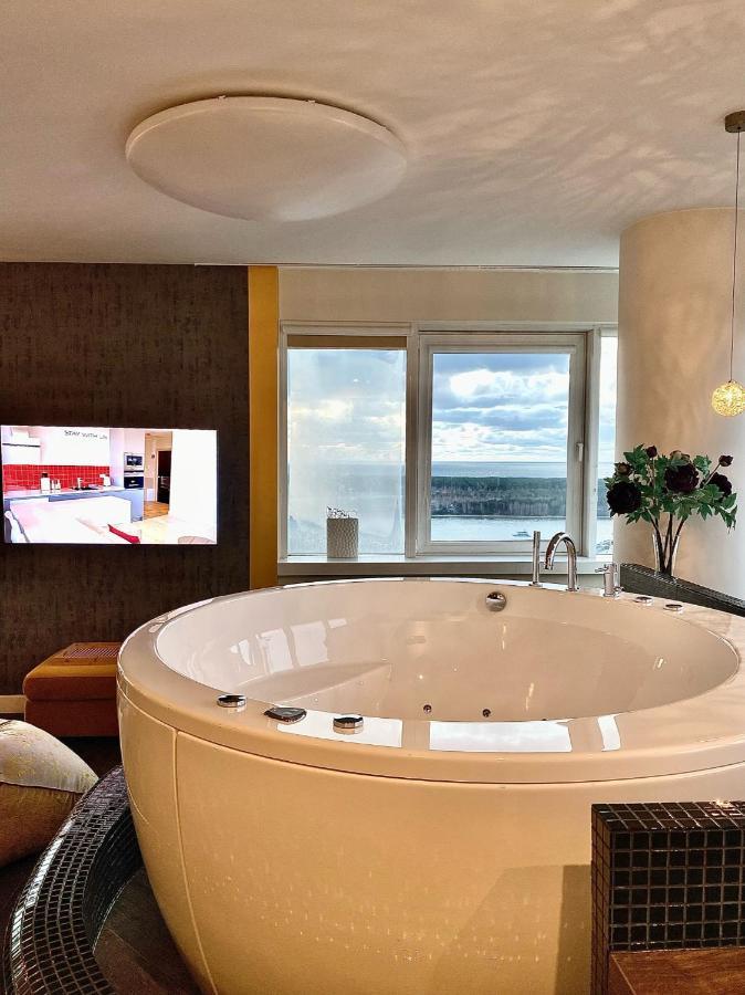Sky Flat Jacuzzi 27 Floor Apartment Klaipeda Bagian luar foto