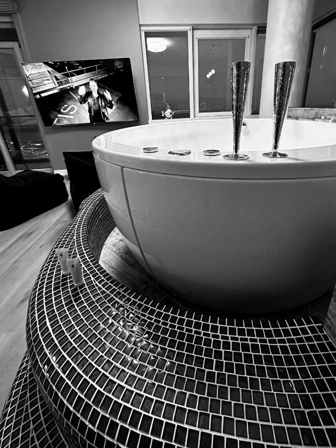 Sky Flat Jacuzzi 27 Floor Apartment Klaipeda Bagian luar foto