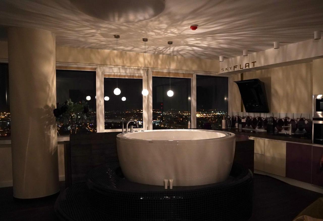 Sky Flat Jacuzzi 27 Floor Apartment Klaipeda Bagian luar foto